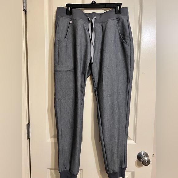 FIGS 3 Pocket Scrub Top + Zamora Joggers - Size M in Graphite - Picture 5 of 5
